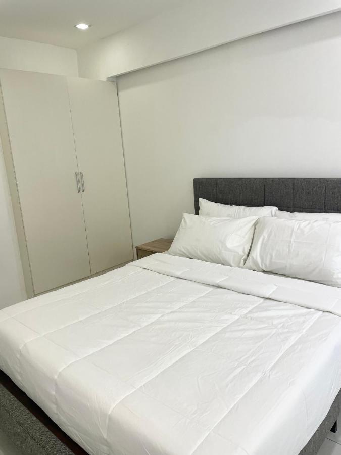 Burgundy Guest Suite Manila Eksteriør billede