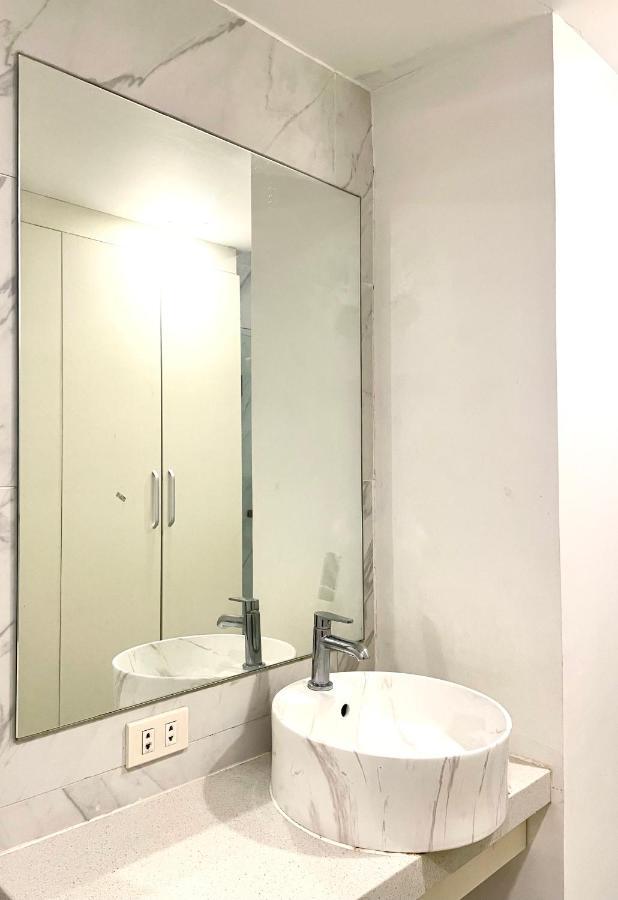 Burgundy Guest Suite Manila Eksteriør billede